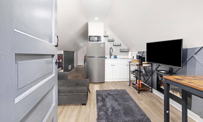 Logan Square Apartment | N Ridgeway · Logan Square Cozy Apartment - Games+Arcade - Patio