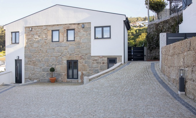 Vilarinho House | nA calm and peaceful place, ideal for families, surrounded by history.