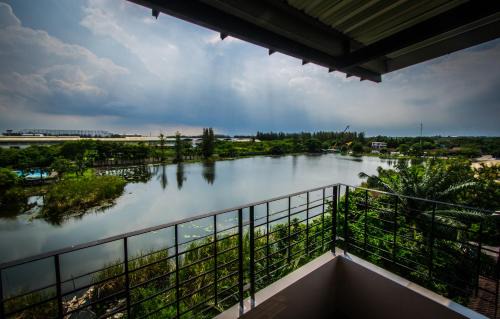 Racha Thewa Hotel | Na Siri Lake View