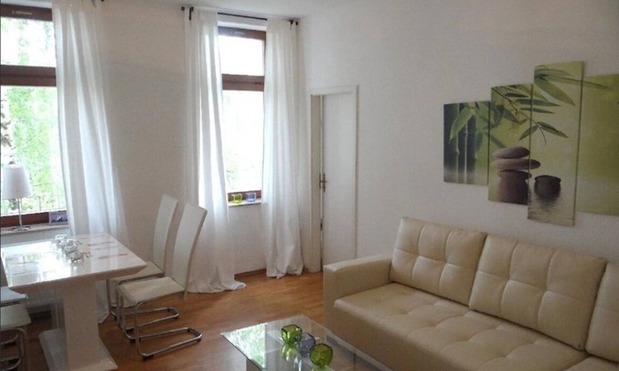 Altlindenau Apartment | Nahlesuite- in a listed Wilhelminian style building near the Ciy