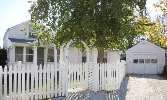 Westport Cottage | Nama-stay, sweet pink Saugatuck Shores beach cottage