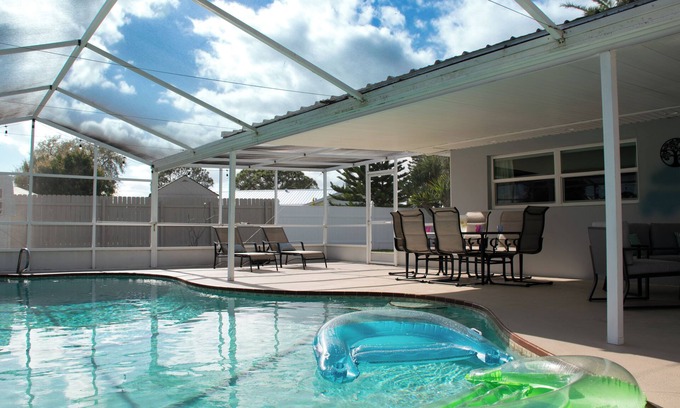 Interchange Square House | Namaste Getaway ☯ Heated Pool/Private Yard -17 mins to the beach!