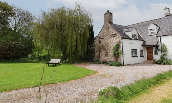 Rhyd-y-foel Cottage | NANT COED ANNEX, romantic, character holiday cottage in Abergele