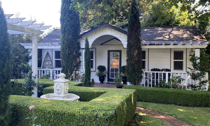 North Juanita Cottage | Nantucket Style Guest Cottage perfectly located near Juanita Beach in Kirkland!