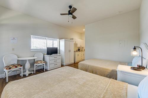 Naples Apartment | Naples Studio with Screened Patio and Resort Amenities