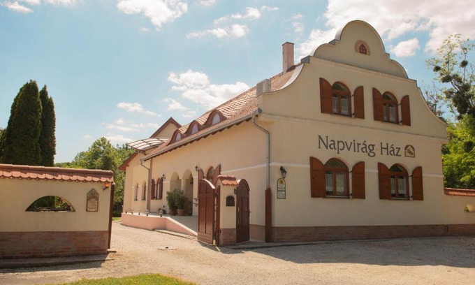 Zsira House | Napvirág-Ház