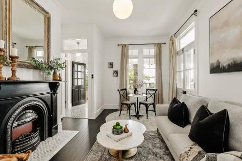 Gloucester House | Narraweema Guesthouse - Historic Luxury BnB Retreat