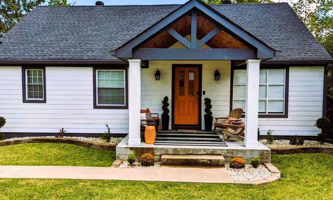 Inglewood House | NASHVILLE RETREAT! 8 BEDS, 12 PPL, 4 Rooms, 2.5Bath, GAMES, FIREPIT, YARD, GRILL