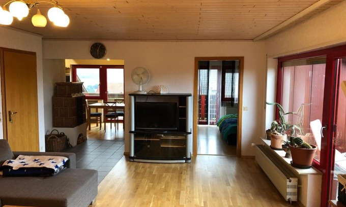 Huenfeld Apartment | Natürlicher Holzkomfort im hessischen Kegelspiel