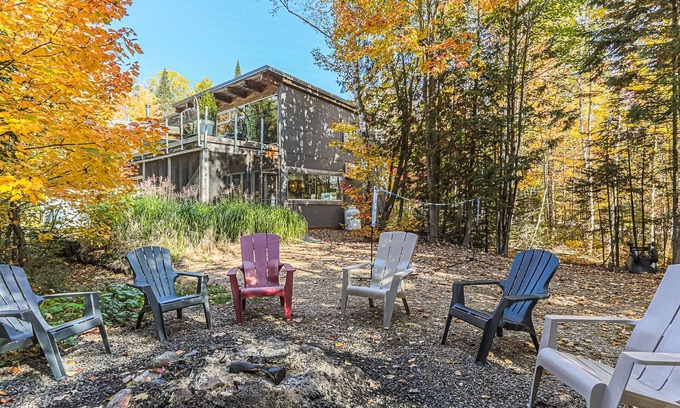Les Pays-d'en-Haut Regional County Municipality Ski Chalet | Nature and light--Close to services