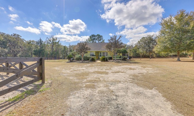 Williston House | Nature Coast Farmhouse w/Screened-In Porch!