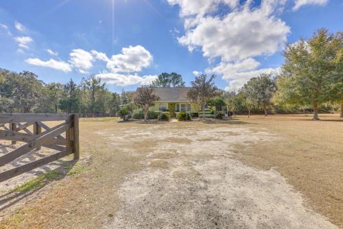 Williston House | Nature Coast Farmhouse with Screened-In Porch!