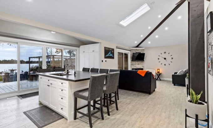 Kirkfield House | Nature Escapade w/ Hot Tub + Fire Pit by the Lake