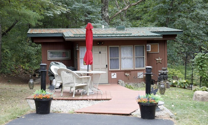 Oxford Cabin | Nature Nook Cabin, your peaceful hideaway ~ 25 mins to the Dells