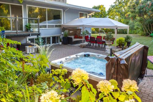 Hamilton House | Nature Oasis BarMar 2BR Suite in Dundas close to Webster Falls