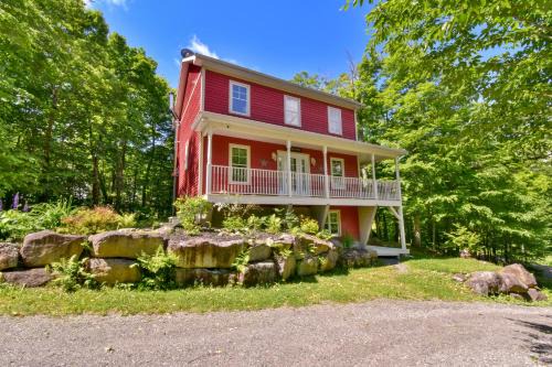 St-Adolphe-d'Howard House | Nature retreat with HOT TUB and lake access & watercraft