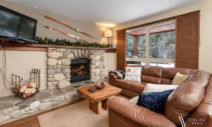 East Kootenay Apartment | ⛷Nature's Nook⛷ | Ski In/Out | Pools | Hot Tub