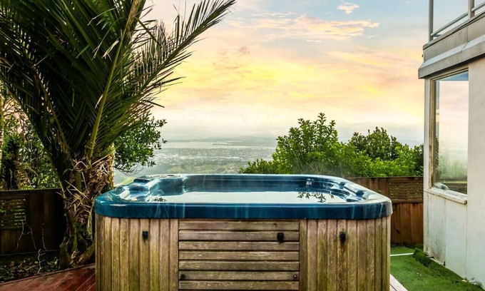 Waiatarua House | Nature's Nook with spa, deck and views