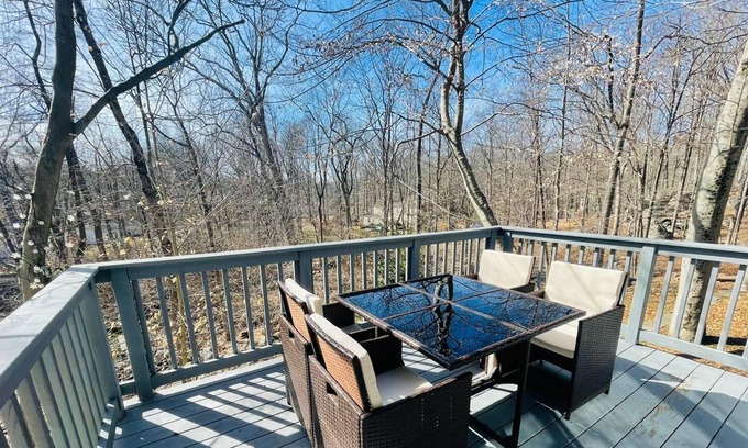 North Stamford House | Nature's Paradise! 45-minute drive from Manhattan