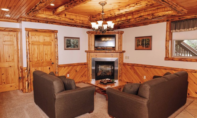 Dundee Cabin | Nature's Pathways Suite: Luxury Suite in Amish Country, Ohio.