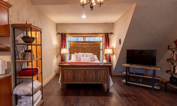 Cedar Hill House | Natureview Hideaway Deluxe Apt in Cashiers