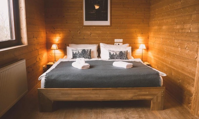 Vogtareuth Apartment | Naturnahes Familienchalet mit Garten - Wifi - Netflix - nur 15 Minuten vom Chiemsee und 35 Minuten von München entfernt
