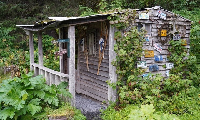 Bear Creek Hotel | Nauti Otter Inn and Yurt Village