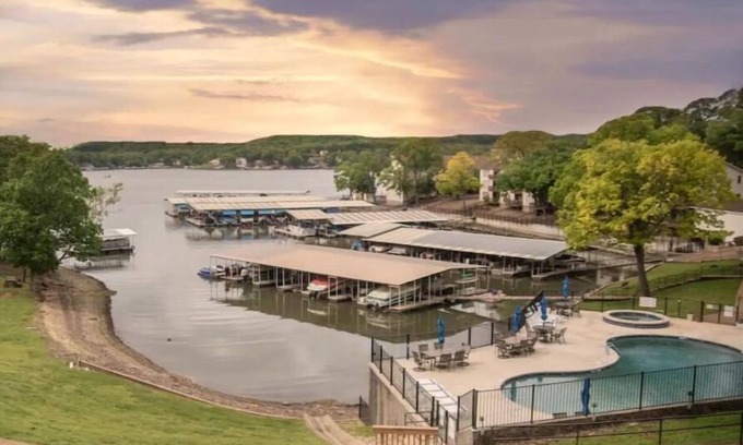 Lake Ozark Apartment | Nautical nook condon