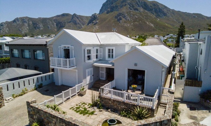 Voelklip House | Nautilus on Grotto Beach | Sparkling pool