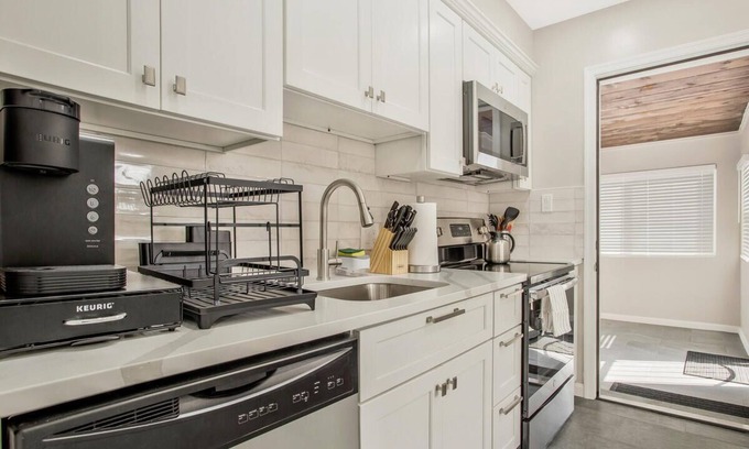 Silver Spring House | Nava Home . Sleeps 6 .