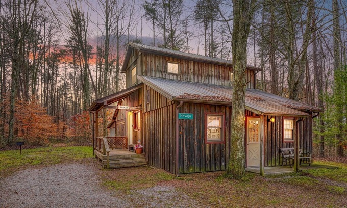 Logan Cabin | Navajo in Hocking Hills