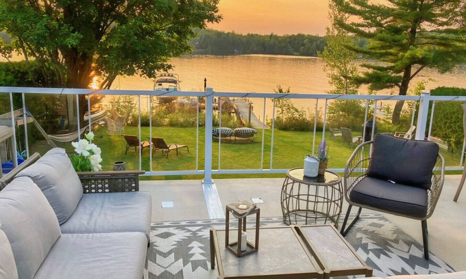 Stanstead Township House | Navigable Lakefront Chalet