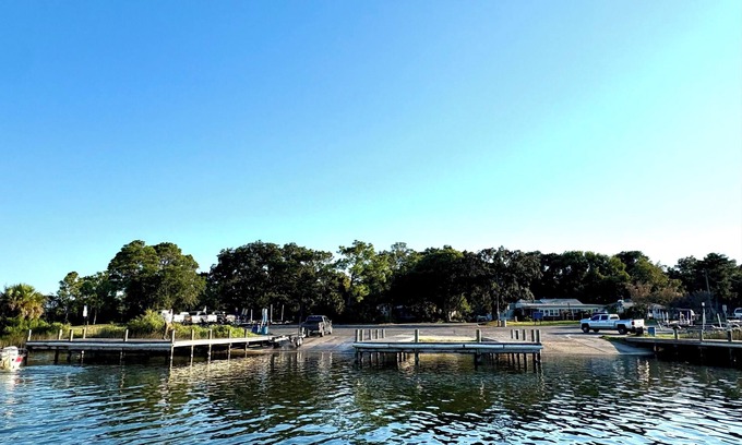 Navy Point House | Navy Point Pet Friendly 2 bedroom 1 bathroom cozy home.