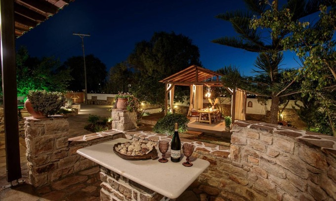 Naxos Town Villa | Naxos Chora Villa 'Vaporias' with amazing garden