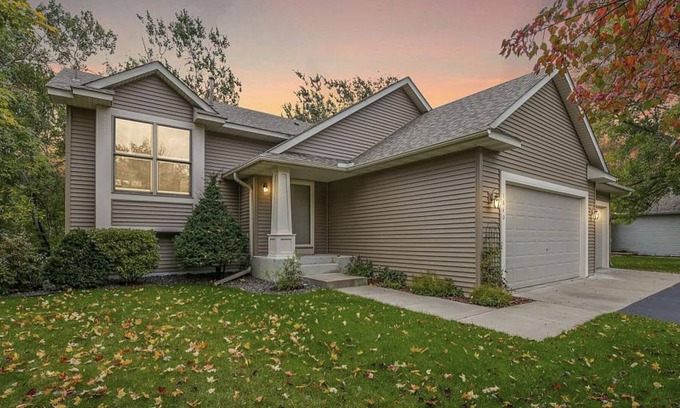Blaine House | Near 3M Open. Country feel with a beautiful view; fenced yard