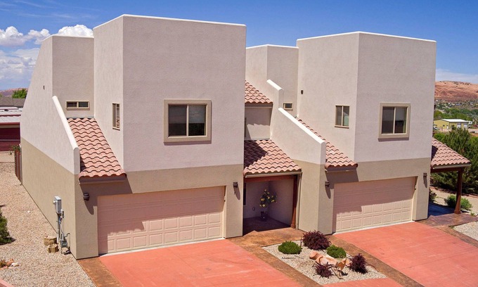 Moab South Valley House | Near Arches Park w/Private Hot Tub! En-Suite Bathrooms For All Bedrooms!