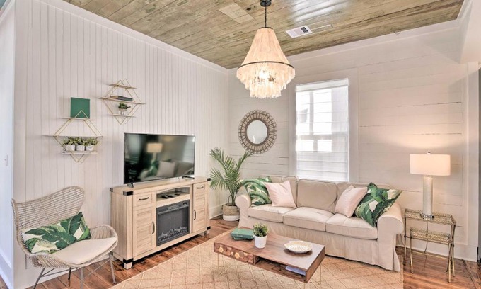 Galveston House | Near Beach and Strand Bright Cottage in Galveston