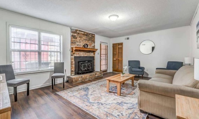 Memphis House | Near Dining & Shopping-Tranquility on Tulip Tree