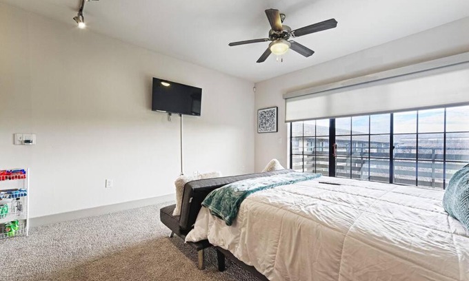 Oak Cliff Apartment | Near downtown, 3 queen beds,pool-gym access