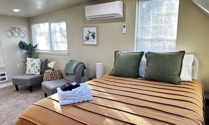 Medford House | Near Downtown Studio-Parking-SmartTV -Kitchenette