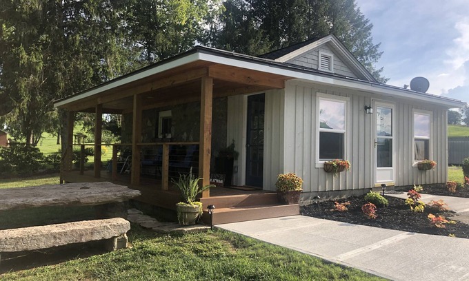 Hendersonville Cottage | Near Dupont State and Pisgah Nat. Forest