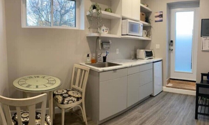 Auden Park Apartment | Near express routes to Queens/St. Lawrence/DT. Guest Suite in family home.n