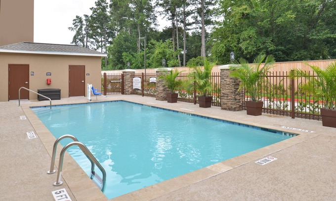 Tomball Apartment | Near George Bush Intercontinental Airport! Shared Outdoor Pool + Business Center