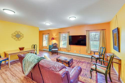 Hyde Park Apartment | Near Historic Sites Bright Hyde Park Guest Suite