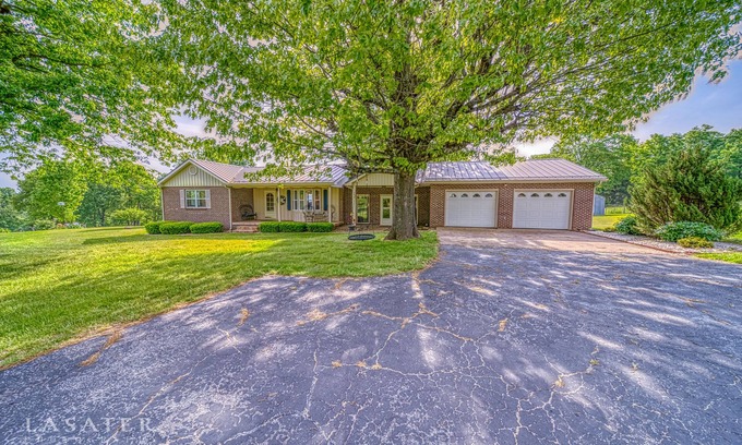 Mt. Sherman Other | Near it ALL! Huge farmhouse sleeps 8, 5 mins to Buffalo River, Climbing, Hiking