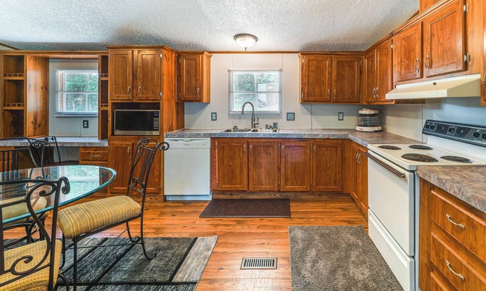 Belle Cottage | Near Kanawha River & ATV Trails: Home w/Deck!