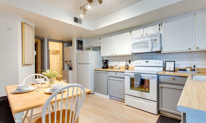 Aurora Apartment | Near Light Rail: Convenient & Cozy Aurora Townhome