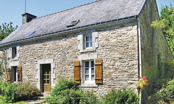 Lanvaudan House | Near Lorient, this comfortable and traditional stone house benefits from a quiet location on the edg