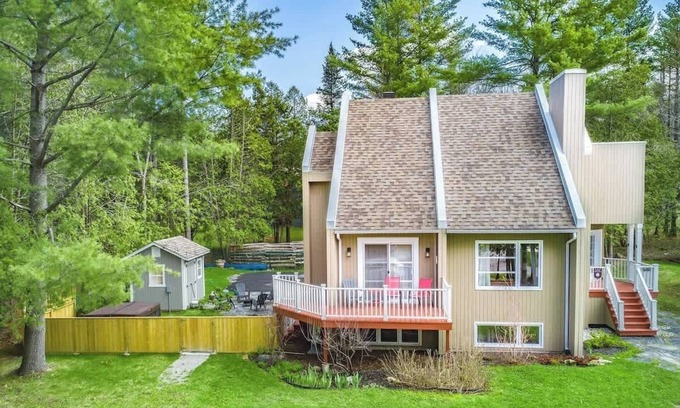 Orford Ski Chalet | Near Mount Orford - Pool - Spa - Le Paruline