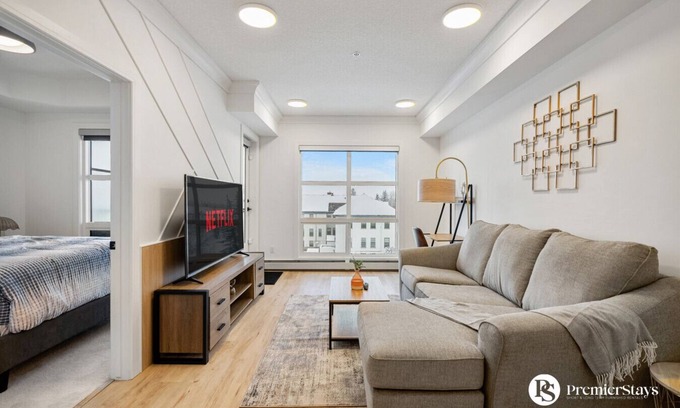 Currie Barracks Apartment | Near MRU & Downtown » Free Parking » Sleeps 4